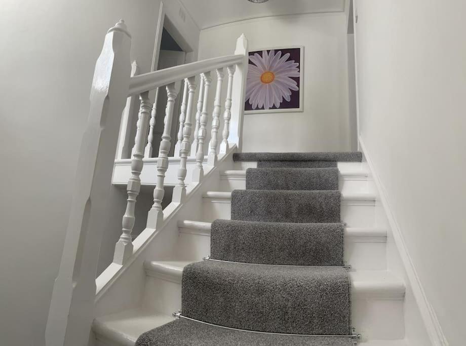 Fantastic Home In Brightons, Falkirk. Polmont Экстерьер фото