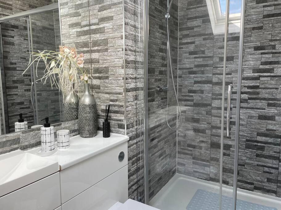 Fantastic Home In Brightons, Falkirk. Polmont Экстерьер фото