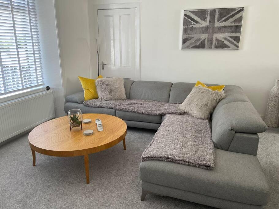 Fantastic Home In Brightons, Falkirk. Polmont Экстерьер фото